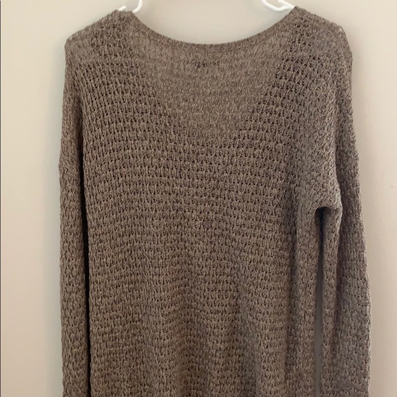 American Eagle Gold V-Neck Sweater - Picture 4 of 4